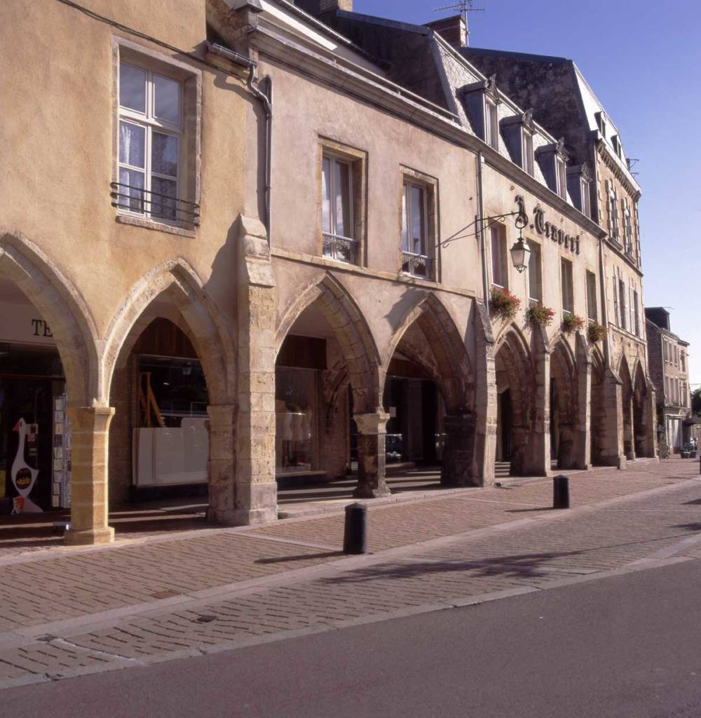 Extérieur des arcades médiévales de Carentan les Marais