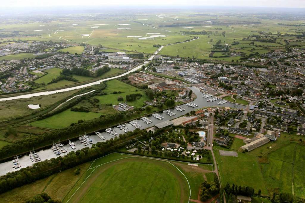 Vue aérienne de la ville et de la campagne de Carentan les Marais