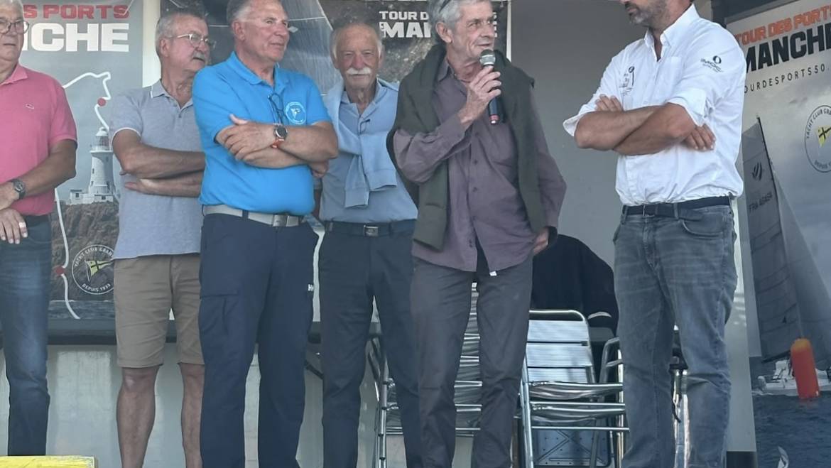 2 parcours pour l’étape Diélette/Barneville-Carteret / Louis Duc et Christophe Auguin à la remise des prix
