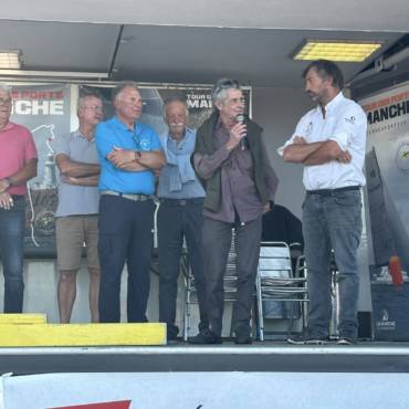2 parcours pour l’étape Diélette/Barneville-Carteret / Louis Duc et Christophe Auguin à la remise des prix